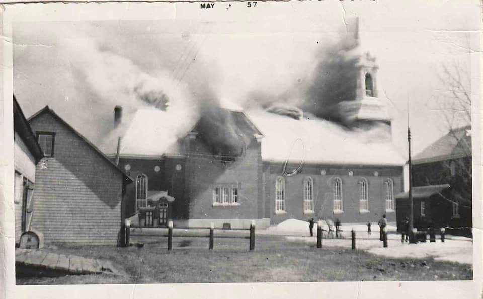 Johanne Alain_Église de Paspébiac en feu mai 1957