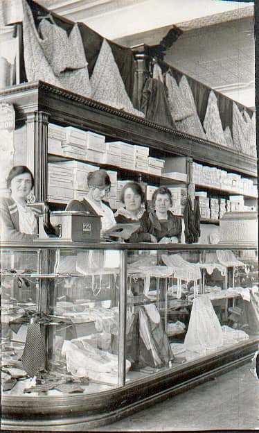 André Nadeau_Ma grand mère Anna Lemarquand, à gauche, jeune vendeuse au vieux magasin Robin de Paspébiac.